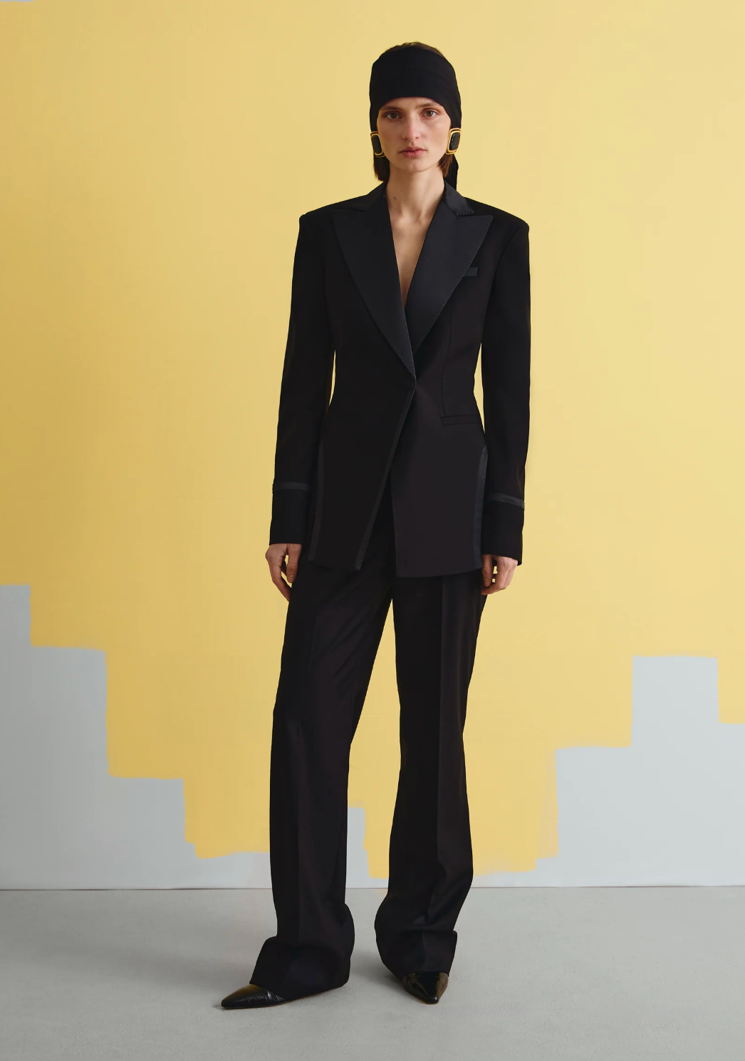 BLACK CLASSIC SUIT WITH FITTED JACKET