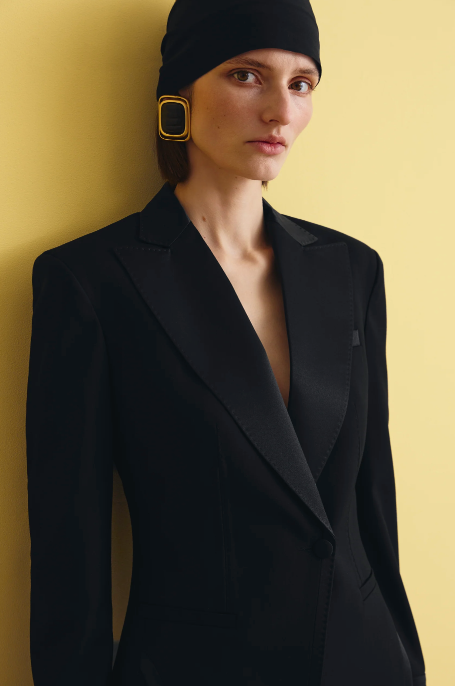 BLACK CLASSIC SUIT WITH FITTED JACKET